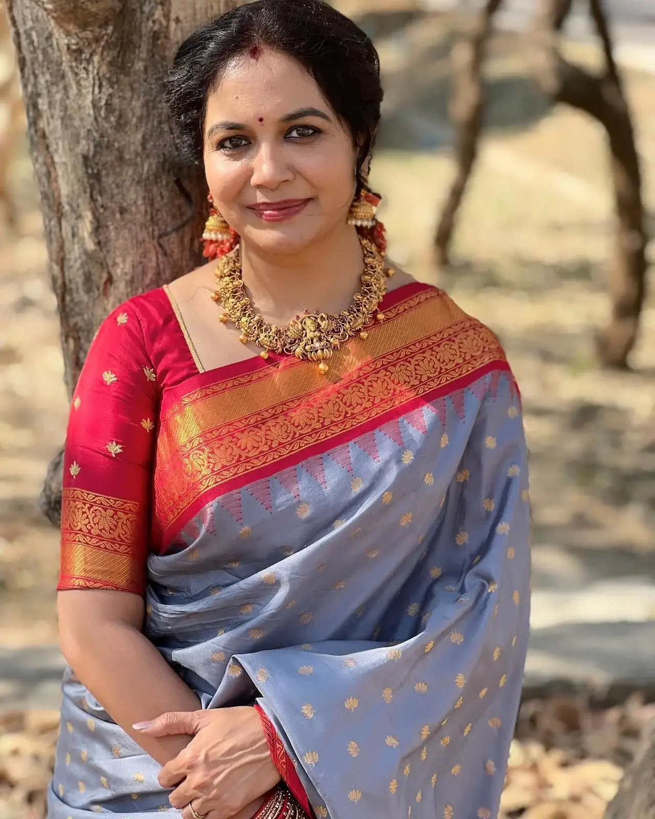 INDIAN MOVIE SINGER SUNITHA PHOTOSHOOT IN BLUE SAREE